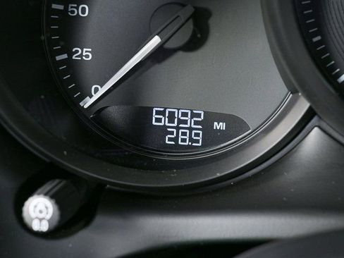 Certified 2025 Porsche Macan image 9