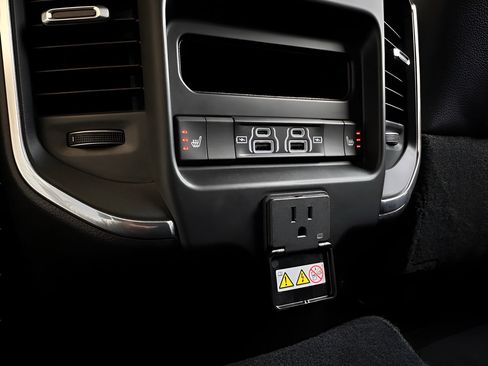 Used 2026 RAM 2500 Laramie AWD/4WD image 15