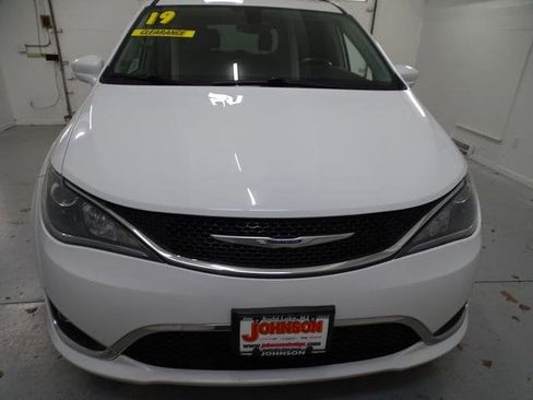 Used 2019 Chrysler Pacifica Touring-L image 23