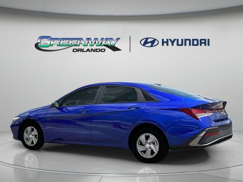 Certified 2025 Hyundai Elantra SE FWD image 12
