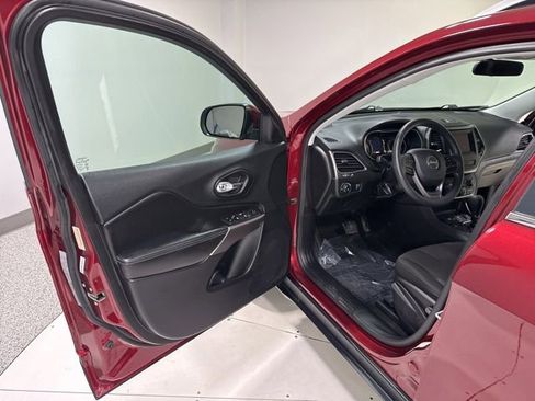 Used 2019 Jeep Cherokee Latitude w/ Popular Appearance Group image 7