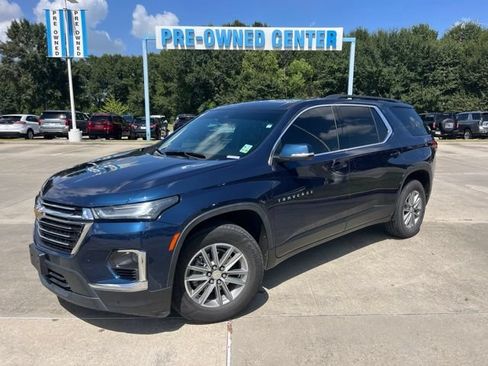 Used 2023 Chevrolet Traverse LT FWD image 2