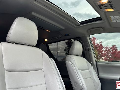 Used 2018 Toyota Sienna XLE Premium image 24