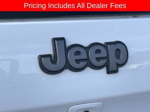 Used 2017 Jeep Cherokee Trailhawk AWD/4WD image 9