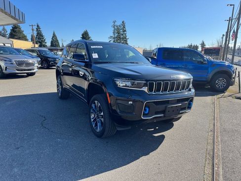 Used 2023 Jeep Grand Cherokee Overland w/ Luxury Tech Group IV AWD/4WD image 4