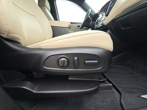 Used 2023 Chevrolet Traverse LT w/ LT Premium Package FWD image 19