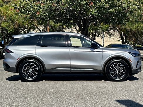 Certified 2024 Lincoln Nautilus Premier image 3