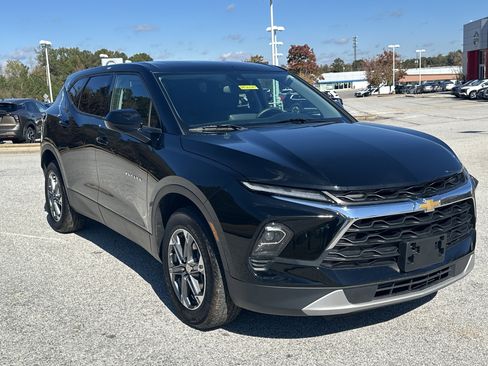 Used 2025 Chevrolet Blazer LT image 3