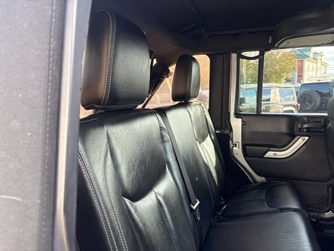 Used 2016 Jeep Wrangler Unlimited Rubicon AWD/4WD image 11