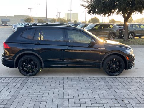 Certified 2022 Volkswagen Tiguan SE R-Line image 11