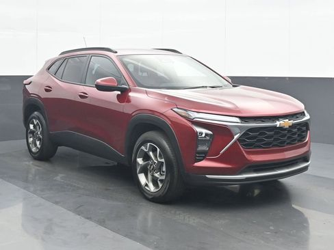Used 2025 Chevrolet Trax LT w/ LT Convenience Package FWD image 9