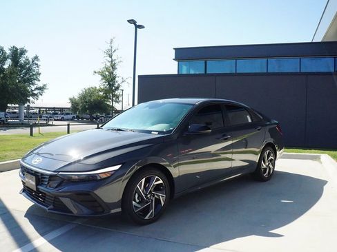 New 2025 Hyundai Elantra SEL image 4