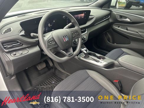 Used 2025 Buick Envista Preferred image 19