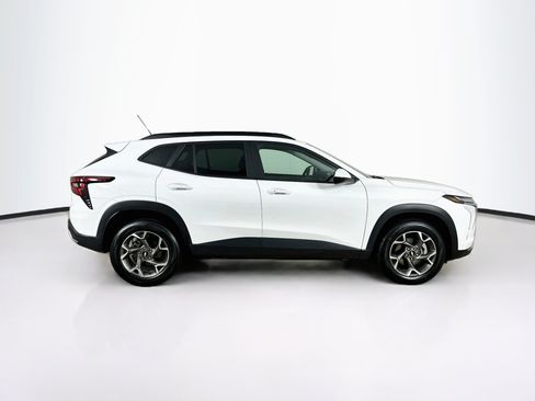Used 2025 Chevrolet Trax LT w/ LT Convenience Package FWD image 10