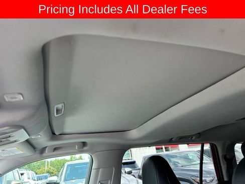 Used 2024 Toyota Highlander XLE FWD image 5