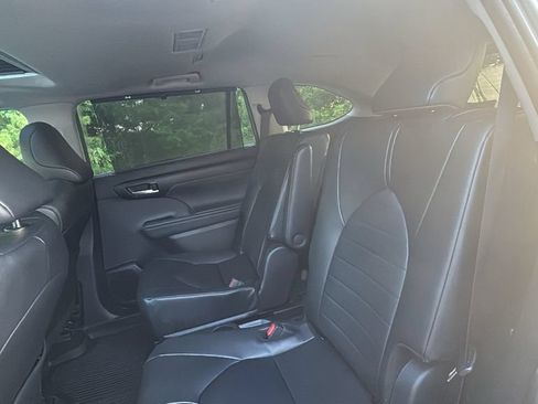Used 2025 Toyota Highlander XLE AWD/4WD image 31