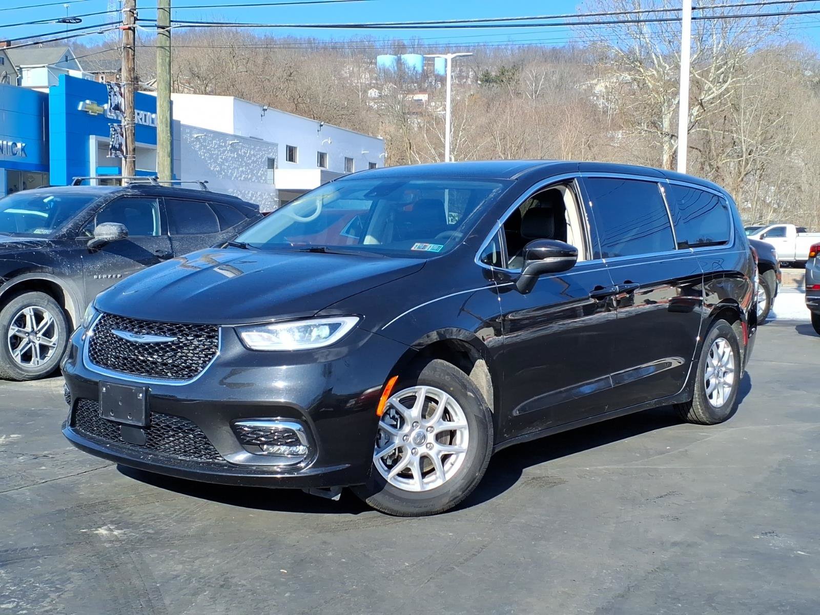 Used 2023 Chrysler Pacifica Touring-L FWD image 1