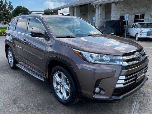 Used 2017 Toyota Highlander Limited FWD image 2