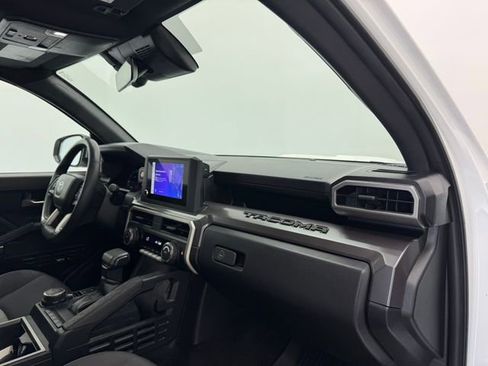 Used 2025 Toyota Tacoma TRD Sport AWD/4WD image 36