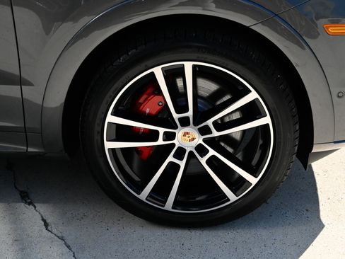 Used 2025 Porsche Cayenne S AWD/4WD image 12