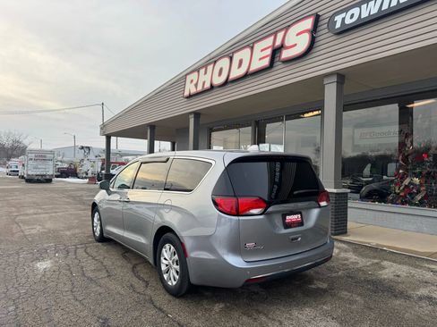 Used 2018 Chrysler Pacifica Touring Plus FWD image 3