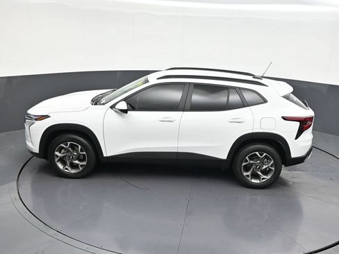 Used 2025 Chevrolet Trax LT FWD image 16