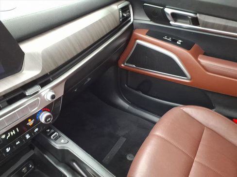 Used 2023 Kia Telluride EX w/ EX Captain's Chair Package image 26