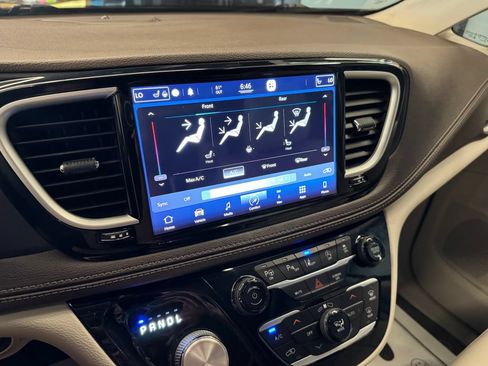 Used 2021 Chrysler Pacifica Touring-L w/ Uconnect Theater Family Group AWD/4WD image 15