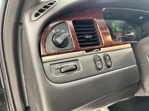 Used 2007 Lincoln Town Car Signature RWD image 10