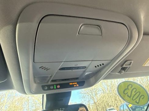 Used 2023 GMC Terrain SLT image 29