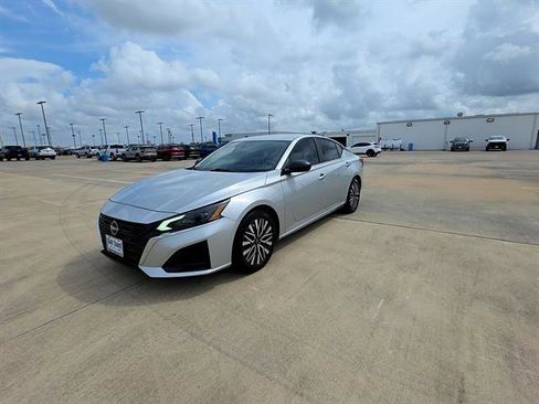Used 2024 Nissan Altima 2.5 SV FWD image 1