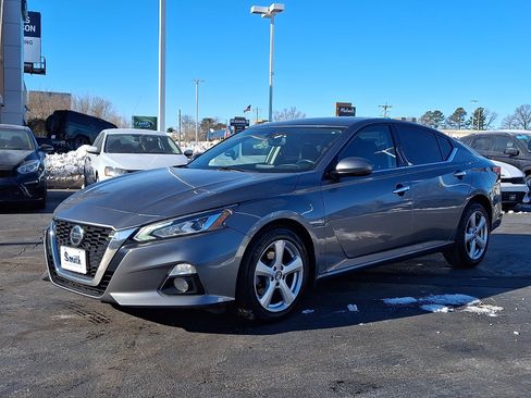Used 2019 Nissan Altima 2.5 SV image 3