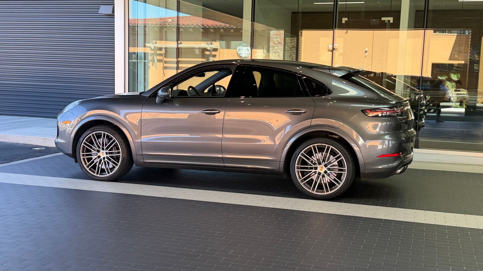 Certified 2022 Porsche Cayenne Turbo AWD/4WD image 3