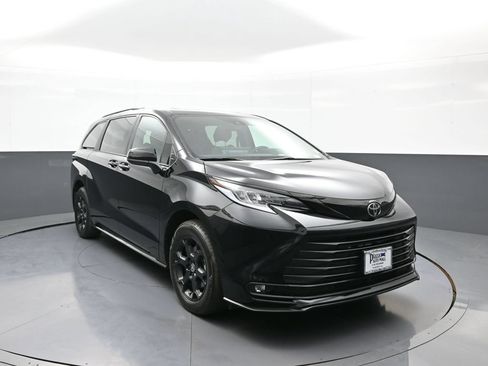 Certified 2026 Toyota Sienna XLE Woodland Edition AWD/4WD image 3