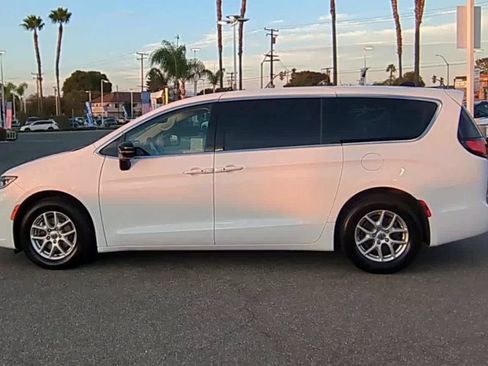 Used 2024 Chrysler Pacifica Touring-L FWD image 5