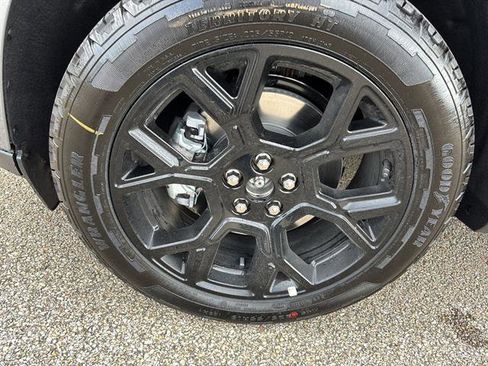 New 2025 Ford Maverick Lariat w/ Black Appearance Package image 9