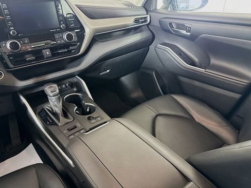 Used 2020 Toyota Highlander XLE AWD/4WD image 25