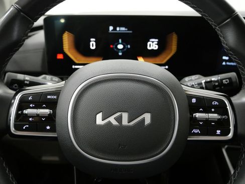 Used 2025 Kia Carnival FWD image 15