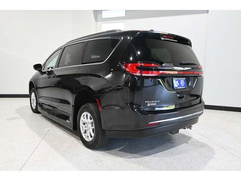 Used 2022 Chrysler Pacifica Touring-L FWD image 8