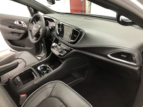 Certified 2024 Chrysler Pacifica Limited w/ S Appearance Package FWD image 16