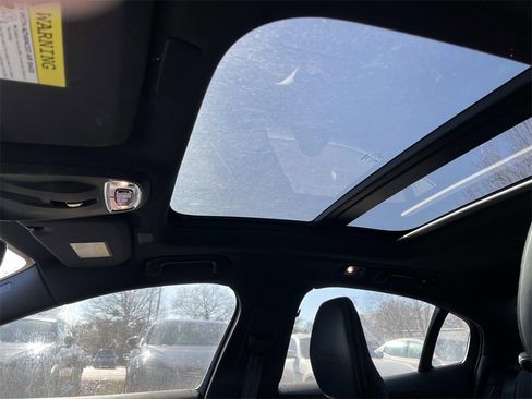 Used 2019 Volvo S60 T6 R-Design image 23