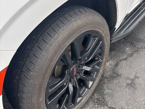 Used 2021 GMC Yukon XL SLT w/ SLT Premium Package image 10