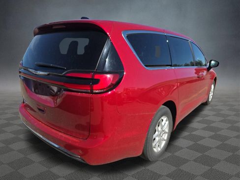Used 2025 Chrysler Pacifica Select FWD image 3