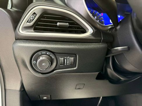 Used 2025 Chrysler Pacifica Select image 21