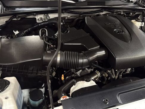 Used 2018 Toyota Tacoma SR5 AWD/4WD image 34
