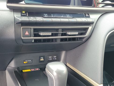 Used 2025 Toyota Camry SE FWD image 27