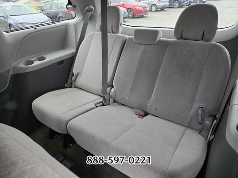 Used 2018 Toyota Sienna LE image 12