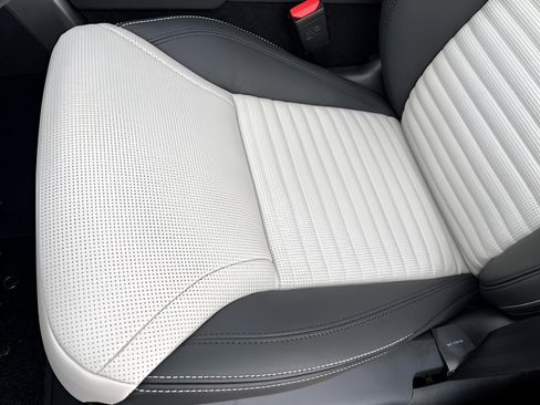 Certified 2025 Land Rover Discovery Dynamic SE image 35