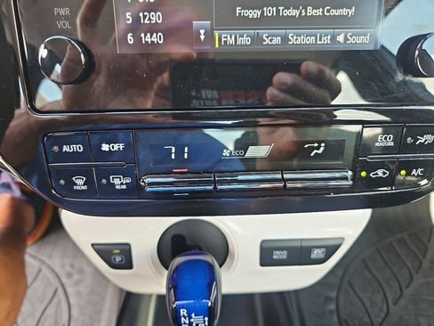 Used 2018 Toyota Prius Two w/ Prius Two Safety Plus Package FWD image 31