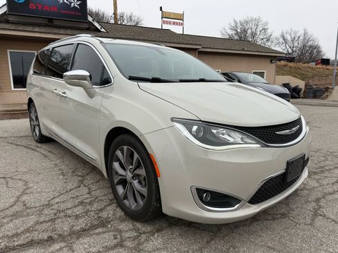 Used 2019 Chrysler Pacifica Limited image 1